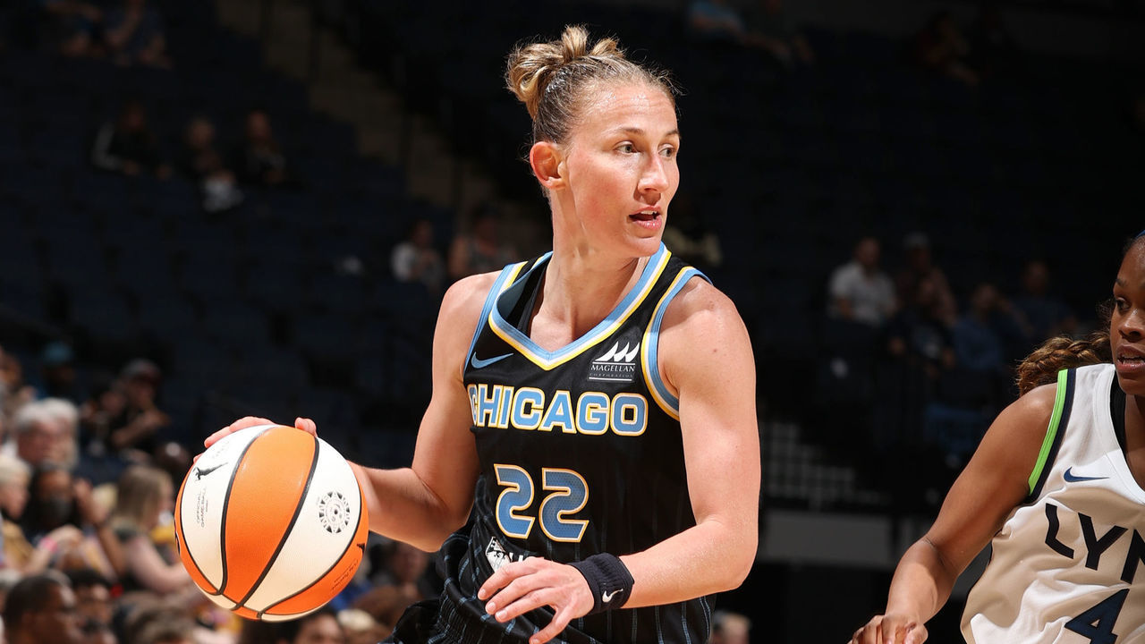 MINNEAPOLIS, MN - MAY 14: Courtney Vandersloot #22 of the Chicago Sky dribbles the ball against the Minnesota Lynx on May 14, 2022 at Target Center in Minneapolis, Minnesota. Mandatory Copyright Notice: Copyright 2022 NBAE