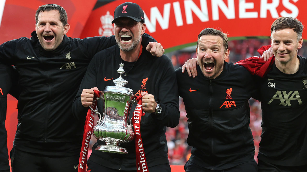 LONDON, ENGLAND - MAY 14: Liverpool manager Jurgen Klopp celebrates with the trophy with his coaching staff during The FA Cup Final match between Chelsea and Liverpool at Wembley Stadium on May 14, 2022 in London, England.
