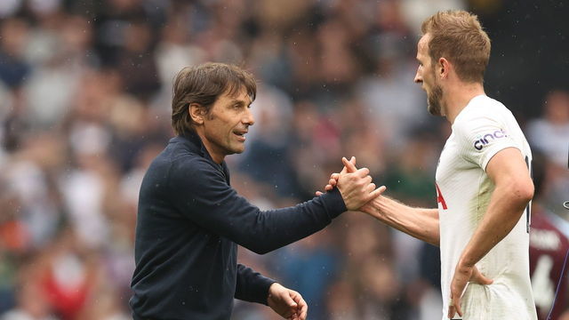 LONDON, ENGLAND - MAY 15: Antonio Conte the manager / head coach of Tottenham Hotspur and Harry Kane of Tottenham Hotspur celebrate at full time of the Premier League match between Tottenham Hotspur and Burnley at Tottenham Hotspur Stadium on May 15, 2022 in London, United Kingdom.