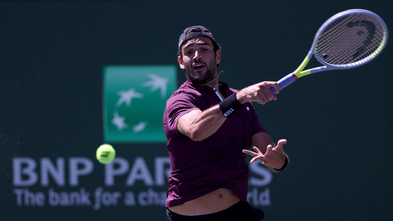 INDIAN WELLS, CALIFORNIA - MARCH 16: Matteo Berrettini of Italy hits a forehand in his match against Miomir Kecmanovic of Serbia during the BNP Parisbas Open at the Indian Wells Tennis Garden on March 16, 2022 in Indian Wells, California.