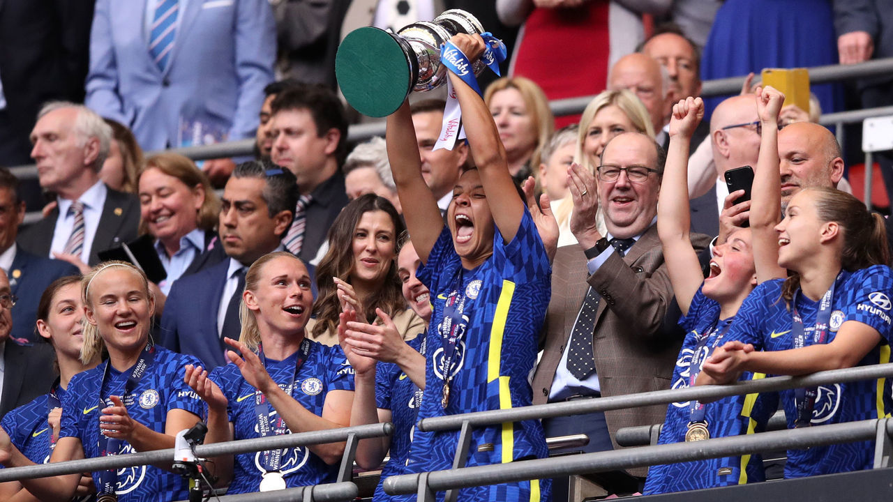 LONDON, ENGLAND - MAY 15: Sam Kerr of Chelsea Women lifts the Vitality Women's FA Cup trophy after their sides victory during the Vitality Women's FA Cup Final match between Chelsea Women and Manchester City Women at Wembley Stadium on May 15, 2022 in London, England.