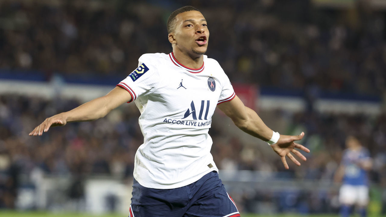 STRASBOURG, FRANCE - APRIL 29: Kylian Mbappe of PSG celebrates his second goal during the Ligue 1 Uber Eats match between RC Strasbourg Alsace (RCSA) and Paris Saint-Germain (PSG) at Stade de la Meinau on April 29, 2022 in Strasbourg, France.