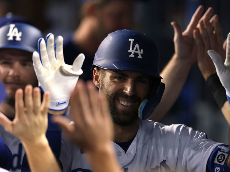 Dodgers return to form with 5-4 win over Bumgarner, D-backs