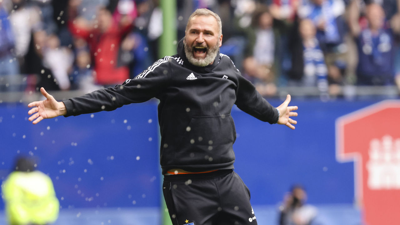 07 May 2022, Hamburg: Soccer: 2nd Bundesliga, Hamburger SV - Hannover 96, Matchday 33, Volksparkstadion. Hamburg's coach Tim Walter cheers after the game. Photo: Frank Molter/dpa - IMPORTANT NOTE: In accordance with the requirements of the DFL Deutsche Fußball Liga and the DFB Deutscher Fußball-Bund, it is prohibited to use or have used photographs taken in the stadium and/or of the match in the form of sequence pictures and/or video-like photo series.