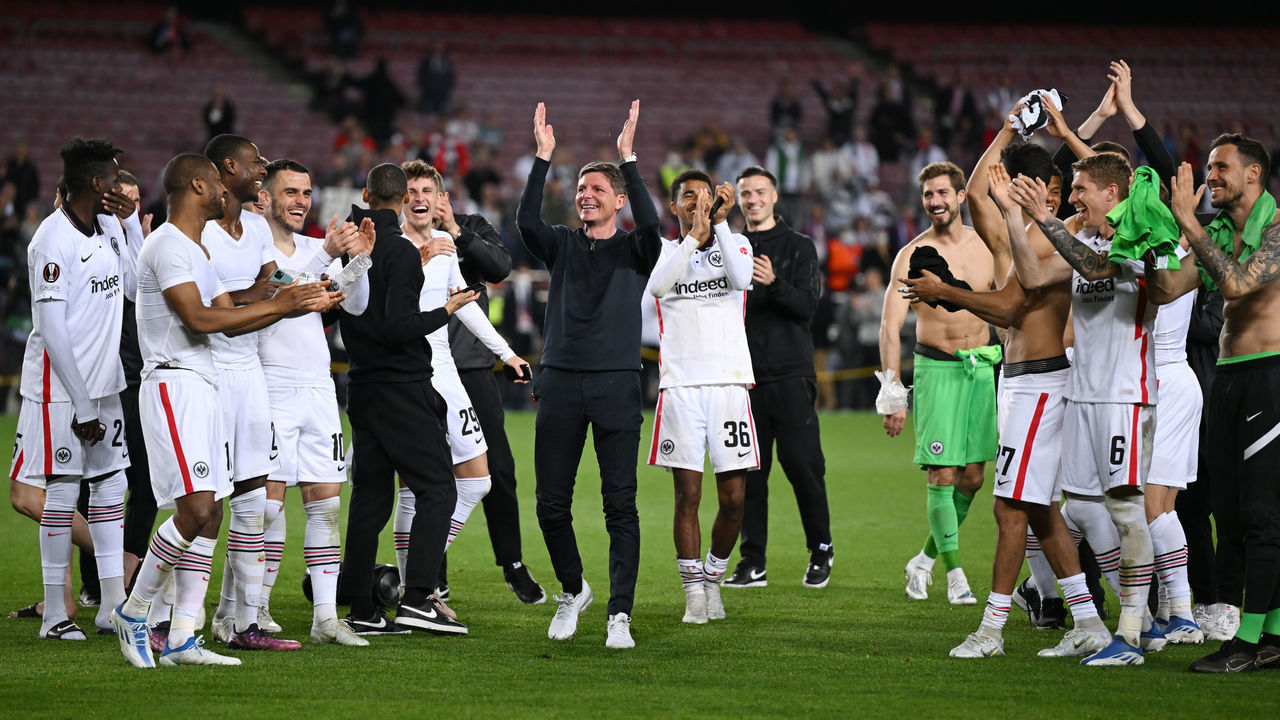 14 April 2022, Spain, Barcelona: Soccer: Europa League, FC Barcelona - Eintracht Frankfurt, knockout round, quarterfinals, second leg, Camp Nou. Frankfurt head coach Oliver Glasner (center) celebrates with the team after the final whistle. Photo: Arne Dedert/dpa
