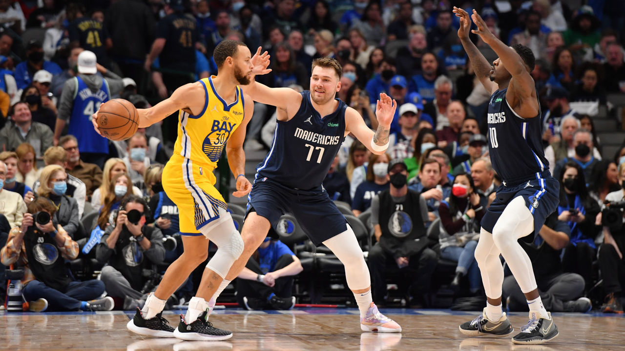 DALLAS, TX - JANUARY 5: Luka Doncic #77 of the Dallas Mavericks plays defense against Stephen Curry #30 of the Golden State Warriors on January 5, 2022 at American Airlines Center in Dallas, Texas. NOTE TO USER: User expressly acknowledges and agrees that, by downloading and/or using this Photograph, user is consenting to the terms and conditions of the Getty Images License Agreement. Mandatory Copyright Notice: Copyright 2021 NBAE