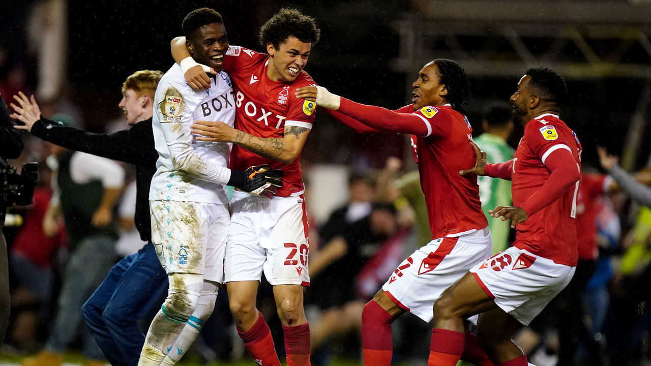 (L-R) Nottingham Forest goalkeeper Brice Samba, Brennan Johnson, Djed Spence and Cafu celebrate getting to the play off final during the Sky Bet Championship play-off semi-final, second leg match at the City Ground, Nottingham. Picture date: Tuesday May 17, 2022.