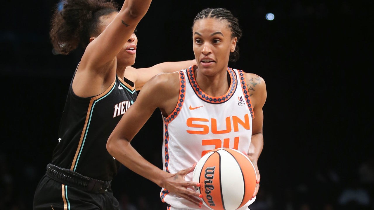 BROOKLYN, NY - MAY 17: DeWanna Bonner #24 of the Connecticut Sun handles the ball during the game against the New York Liberty on May 17, 2022 at at Barclays Center in Brooklyn, New York. Mandatory Copyright Notice: Copyright 2022 NBAE