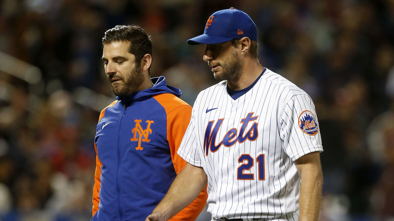 NEW YORK, NEW YORK - MAY 18: Max Scherzer #21 of the New York Mets leaves a game in the sixth inning against the St. Louis Cardinals with assistant athletic trainer Joe Golia at Citi Field on May 18, 2022 in New York City.