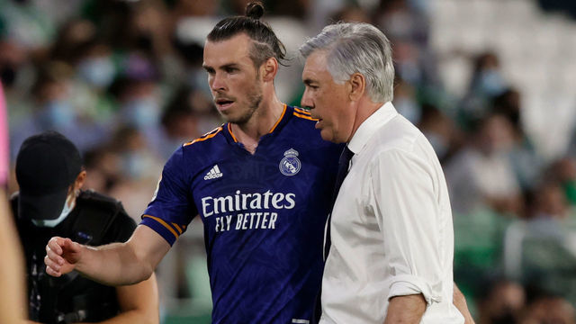 SEVILLA, SPAIN - AUGUST 28: Coach Carlo Ancelotti of Real Madrid, Gareth Bale of Real Madrid during the La Liga Santander match between Real Betis Sevilla v Real Madrid at the Estadio Benito Villamarin on August 28, 2021 in Sevilla Spain