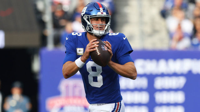 EAST RUTHERFORD, NEW JERSEY - NOVEMBER 07: (NEW YORK DAILIES OUT) Daniel Jones #8 of the New York Giants in action against the Las Vegas Raiders at MetLife Stadium on November 07, 2021 in East Rutherford, New Jersey. New York Giants defeated the Las Vegas Raiders 23-16.