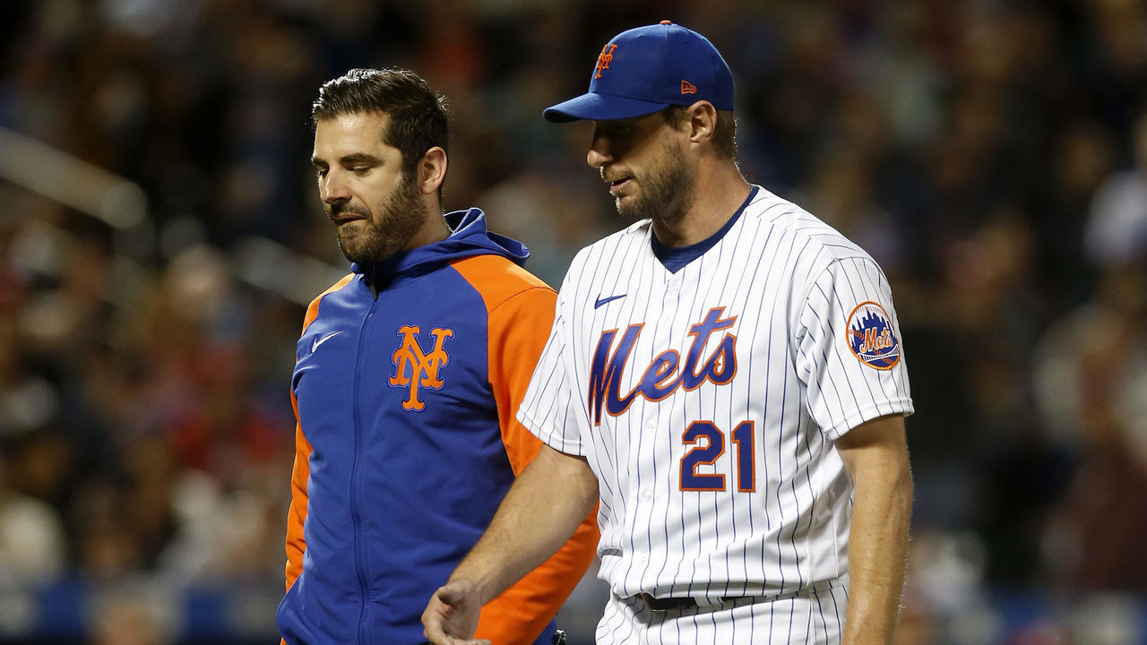 NEW YORK, NEW YORK - MAY 18: Max Scherzer #21 of the New York Mets leaves a game in the sixth inning against the St. Louis Cardinals with assistant athletic trainer Joe Golia at Citi Field on May 18, 2022 in New York City.