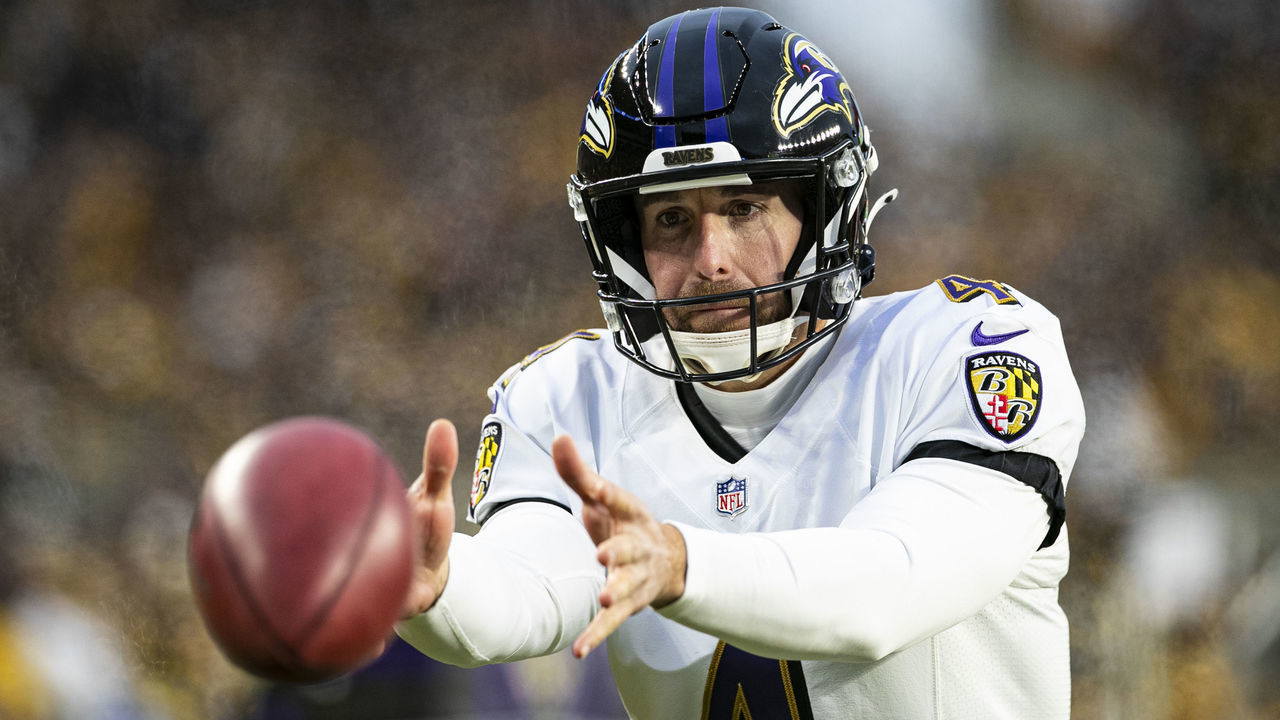 PITTSBURGH, PA - DECEMBER 05: Baltimore Ravens punter Sam Koch (4) warms up on the sideline during the game against the Baltimore Ravens and the Pittsburgh Steelers on December 05, 2021 at Heinz Field in Pittsburgh, PA.