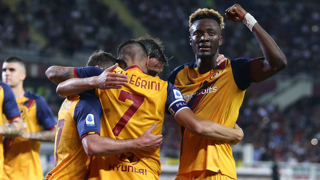 TURIN, ITALY - MAY 20: Lorenzo Pellegrini of AS Roma celebrates after scoring his team's third goal with team mates during the Serie A match between Torino FC and AS Roma at Stadio Olimpico di Torino on May 20, 2022 in Turin, Italy.