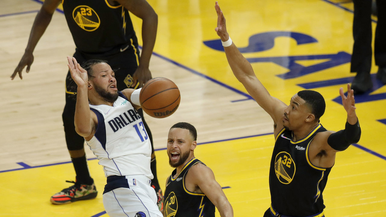 SAN FRANCISCO, CALIFORNIA - MAY 18: Dallas Mavericks' Jalen Brunson #13 is double teamed by Golden State Warriors' Stephen Curry #30 and Otto Porter Jr. #32 in the first quarter of their NBA Western Conference Finals playoff game at the Chase Center in San Francisco, Calif., on Wednesday, May 18, 2022. (Jane Tyska/Digtal First Media/East Bay Times via Getty Images)
