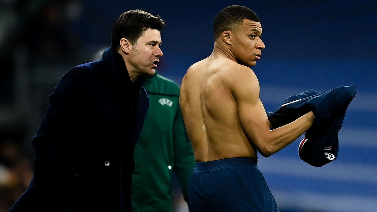 MADRID, SPAIN - MARCH 09: Head coach Mauricio Pochettino of Paris Saint-Germain directs his players Kylian Mbappe during the UEFA Champions League Round Of Sixteen Leg Two match between Real Madrid and Paris Saint-Germain at Estadio Santiago Bernabeu on March 09, 2022 in Madrid, Spain.