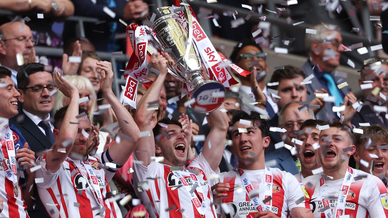 LONDON, ENGLAND - MAY 21: Sunderland celebrate winning promotion as Lynden Gooch of Sunderland lifts the trophy with his team mates during the Sky Bet League One Play-Off Final match between Sunderland and Wycombe Wanderers at Wembley Stadium on May 21, 2022 in London, England.