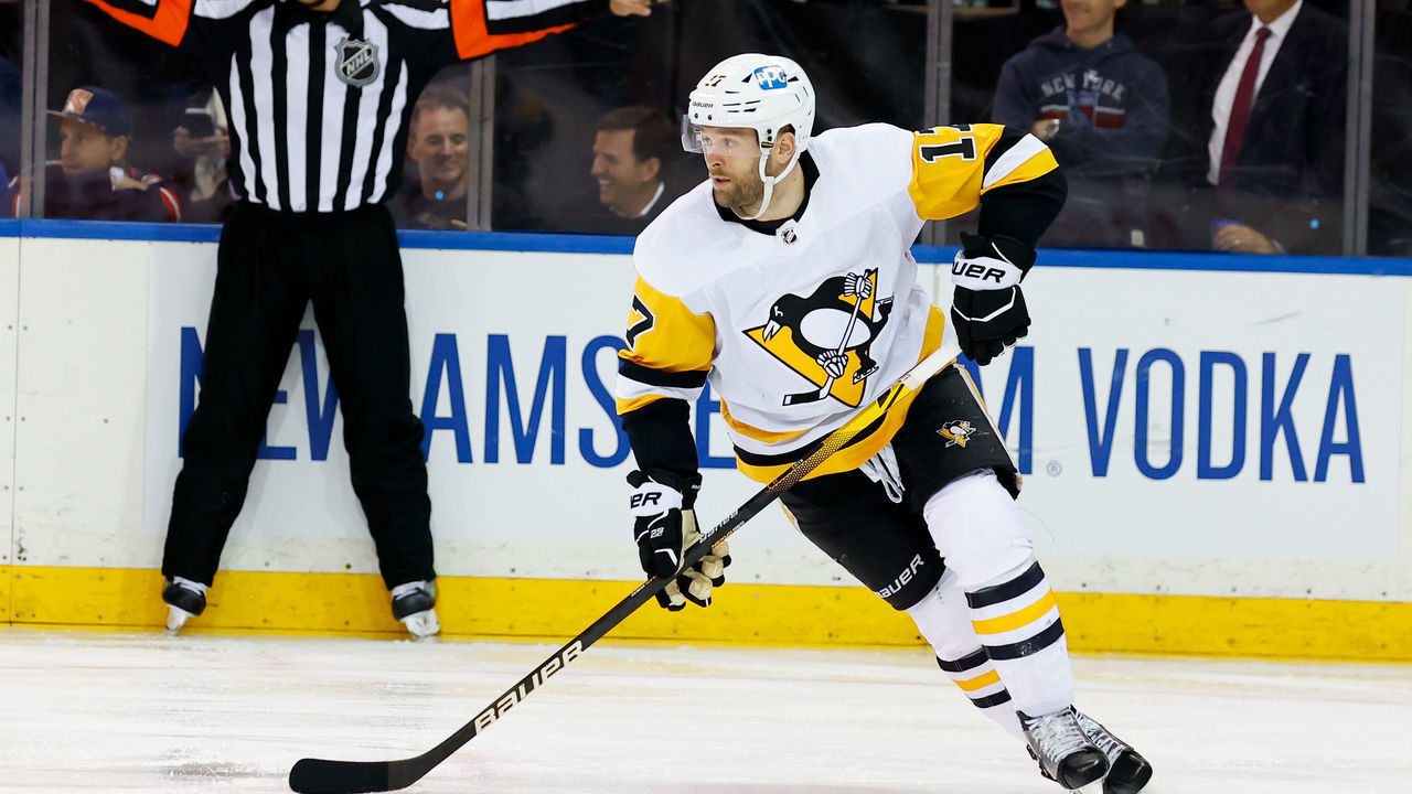 NEW YORK, NY - MAY 03: Pittsburgh Penguins right wing Bryan Rust (17) skates during game 1 of the first round of the Stanley Cup Playoffs between the New York Rangers and the Pittsburgh Penguins on May 3, 2022 at Madison Square Garden in New York, New York.