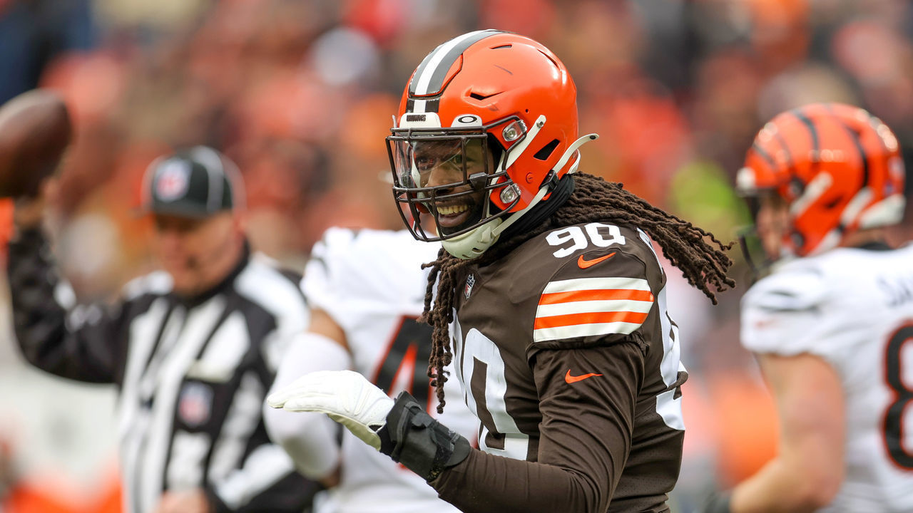 CLEVELAND, OH - JANUARY 09: Cleveland Browns defensive end Jadeveon Clowney (90) celebrates after getting a sack during the second quarter of the National Football League game between the Cincinnati Bengals and Cleveland Browns on January 9, 2022, at FirstEnergy Stadium in Cleveland, OH.