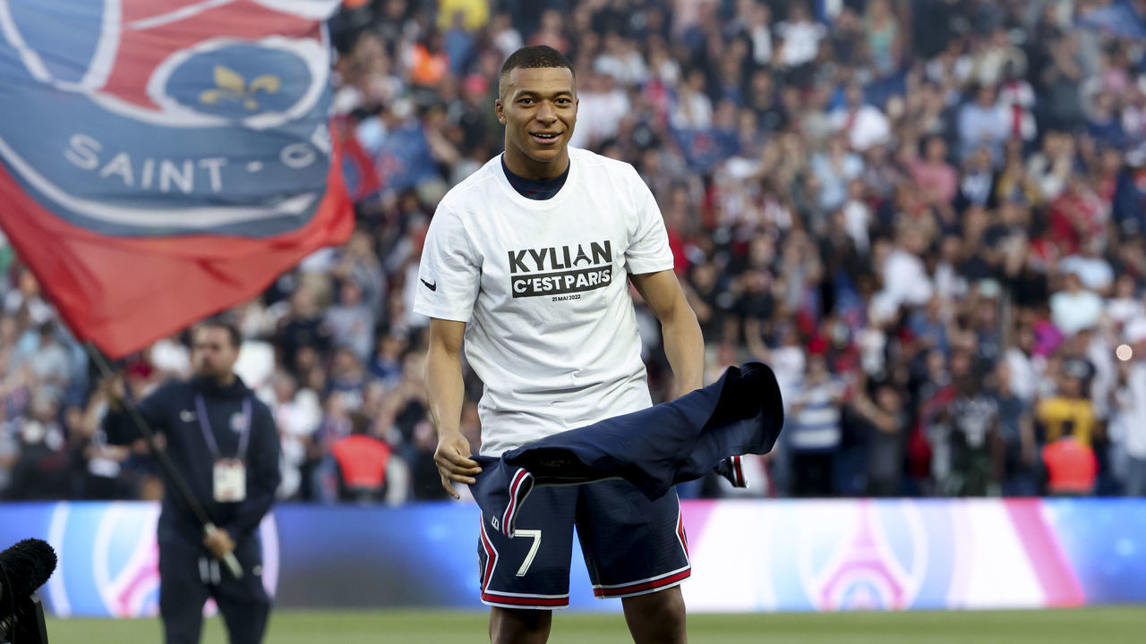 PARIS, FRANCE - MAY 21: Kylian Mbappe of PSG celebrates his new contract with PSG during a brief ceremony before the Ligue 1 Uber Eats match between Paris Saint-Germain (PSG) and FC Metz at Parc des Princes stadium on May 21, 2022 in Paris, France.