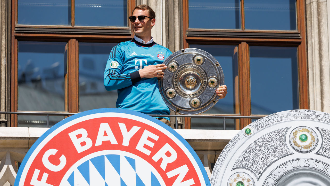 15 May 2022, Bavaria, Munich: Goalkeeper Manuel Neuer of FC Bayern München celebrates the German soccer championship with the championship trophy on the balcony of the city hall at Marienplatz. FC Bayern München has won the German Bundesliga soccer championship for the tenth time in a row. Photo: Matthias Balk/dpa - IMPORTANT NOTE: In accordance with the requirements of the DFL Deutsche Fußball Liga and the DFB Deutscher Fußball-Bund, it is prohibited to use or have used photographs taken in the stadium and/or of the match in the form of sequence pictures and/or video-like photo series.