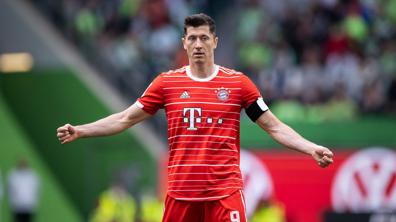 WOLFSBURG, GERMANY - MAY 14: Robert Lewandowski of Munich gives his team instructions during the Bundesliga match between VfL Wolfsburg and FC Bayern München at Volkswagen Arena on May 14, 2022 in Wolfsburg, Germany.
