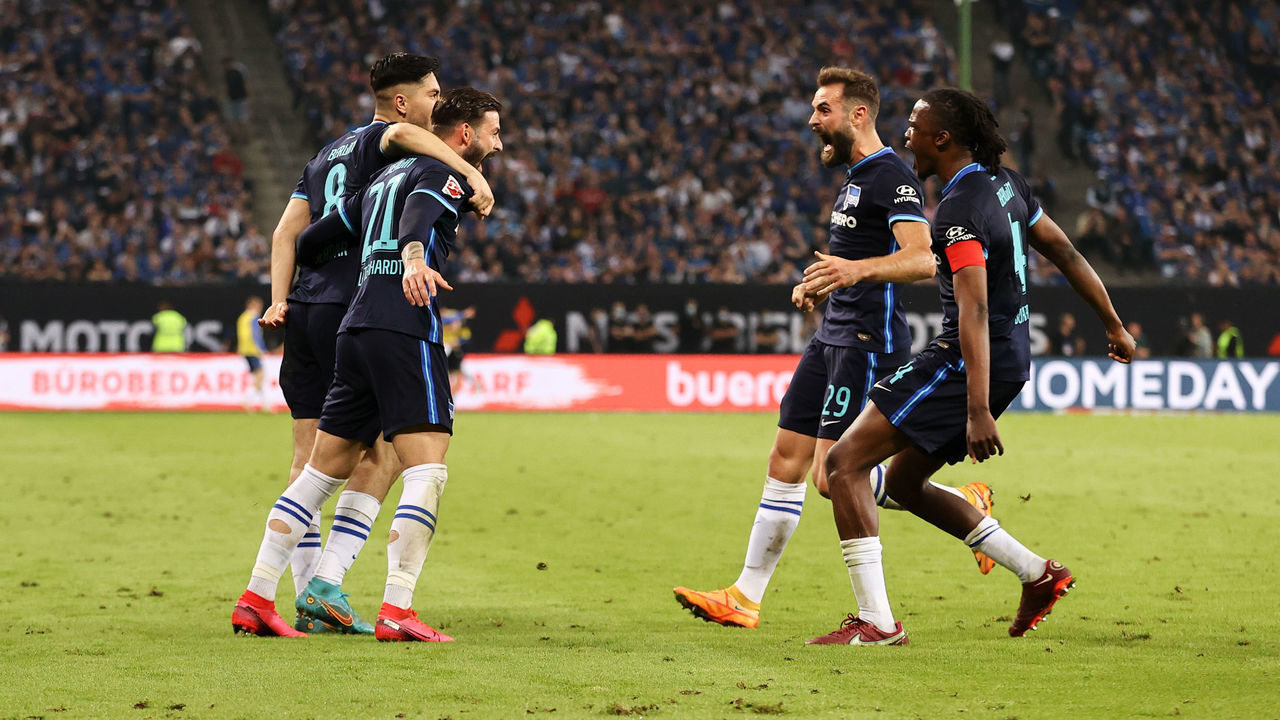23 May 2022, Hamburg: Soccer: Bundesliga - Relegation, Hamburger SV - Hertha BSC, Relegation, second leg, Volksparkstadion. Hertha's Marvin Plattenhardt (2nd from left) celebrates with his teammates after scoring the 0:2 goal. IMPORTANT NOTICE: In accordance with the requirements of the DFL Deutsche Fußball Liga and the DFB Deutscher Fußball-Bund, it is prohibited to use or have used photographs taken in the stadium and/or of the match in the form of sequence pictures and/or video-like photo series. Photo: Christian Charisius/dpa