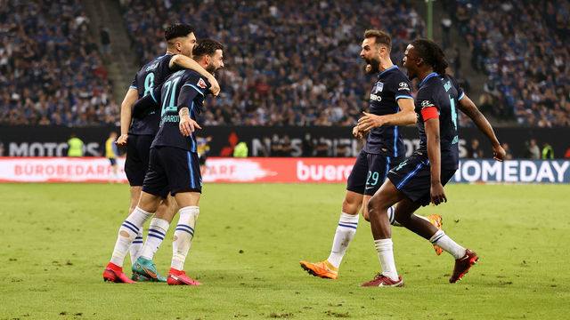 23 May 2022, Hamburg: Soccer: Bundesliga - Relegation, Hamburger SV - Hertha BSC, Relegation, second leg, Volksparkstadion. Hertha's Marvin Plattenhardt (2nd from left) celebrates with his teammates after scoring the 0:2 goal. IMPORTANT NOTICE: In accordance with the requirements of the DFL Deutsche Fußball Liga and the DFB Deutscher Fußball-Bund, it is prohibited to use or have used photographs taken in the stadium and/or of the match in the form of sequence pictures and/or video-like photo series. Photo: Christian Charisius/dpa