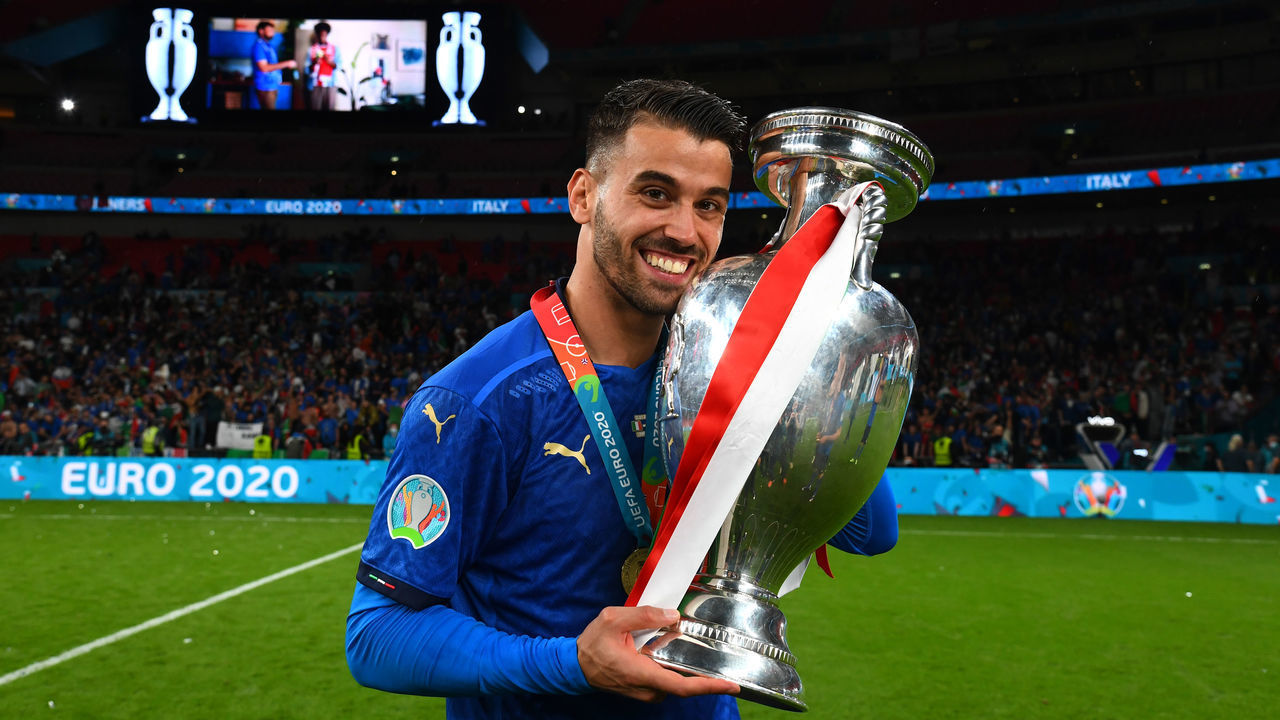 LONDON, ENGLAND - JULY 11: Leonardo Spinazzola of Italy celebrates with The Henri Delaunay Trophy following his team's victory in the UEFA Euro 2020 Championship Final between Italy and England at Wembley Stadium on July 11, 2021 in London, England.