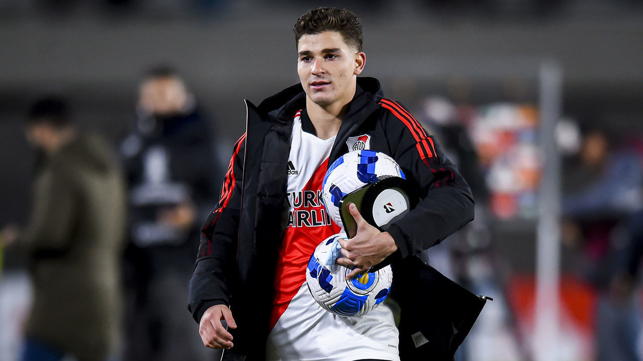 BUENOS AIRES, ARGENTINA - MAY 25: Julian Alvarez of River Plate leaves the pitch after scoring six goals in the victory of his team in the Copa CONMEBOL Libertadores 2022 match between River Plate and Alianza Lima at Estadio Monumental Antonio Vespucio Liberti on May 25, 2022 in Buenos Aires, Argentina.