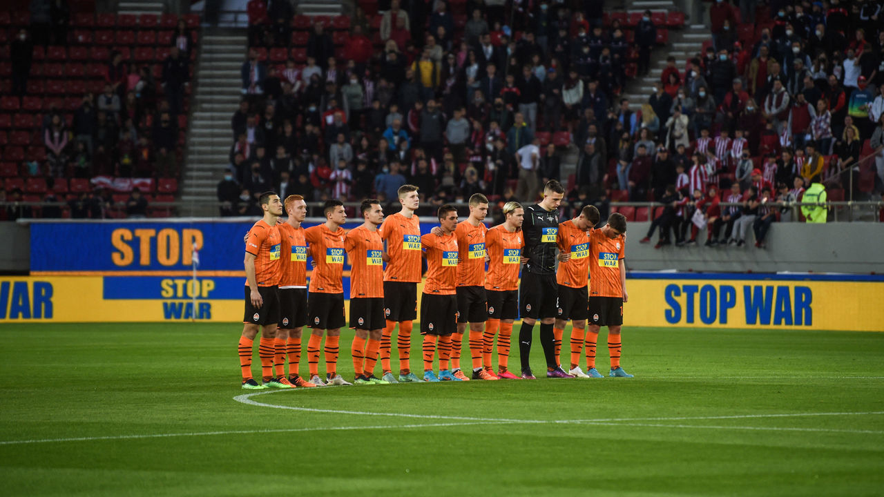 Shakhtar Donetsk's players hold a minute of silence before a friendly charity football match between Shakhtar Donetsk and Olympiacos F.C for peace and the end of war in Ukraine at the Karaiskaki Stadium in Athens on April 9, 2022.