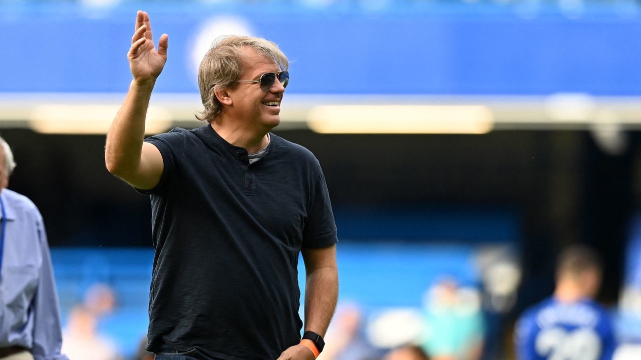 Chelsea's prospective US owner Todd Boehly comes onto the pitch to join the lap of honour after the English Premier League football match between Chelsea and Watford at Stamford Bridge in London on May 22, 2022. - RESTRICTED TO EDITORIAL USE. No use with unauthorized audio, video, data, fixture lists, club/league logos or 'live' services. Online in-match use limited to 120 images. An additional 40 images may be used in extra time. No video emulation. Social media in-match use limited to 120 images. An additional 40 images may be used in extra time. No use in betting publications, games or single club/league/player publications.