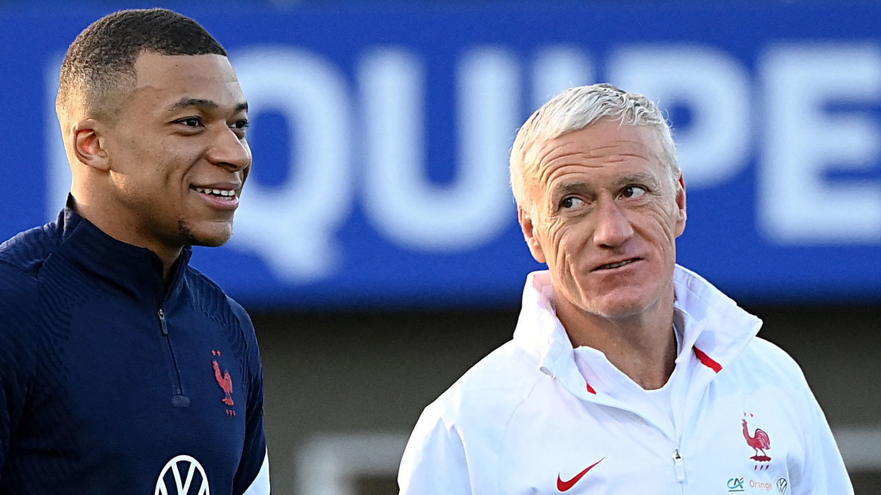 TOPSHOT - France's forward Kylian Mbappe (L) and France's head coach Didier Deschamps during a training session in Clairefontaine-en-Yvelines near Paris on March 22, 2022 ahead of the friendly football matches against Ivory Coast and South Africa..