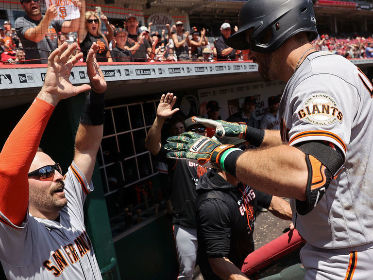 Flores hits game-ending, 2-run homer, Giants sweep Phillies