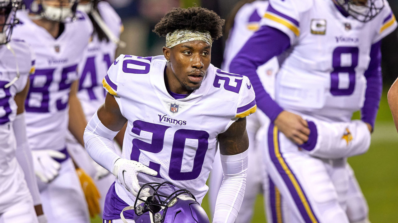 CHICAGO, IL - NOVEMBER 16: Minnesota Vikings cornerback Jeff Gladney (20) looks on in action during a NFL game between the Minnesota Vikings and the Chicago Bears on November 16, 2020 at Soldier Field, in Chicago, IL.