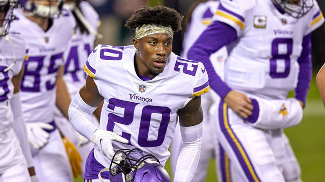 CHICAGO, IL - NOVEMBER 16: Minnesota Vikings cornerback Jeff Gladney (20) looks on in action during a NFL game between the Minnesota Vikings and the Chicago Bears on November 16, 2020 at Soldier Field, in Chicago, IL.