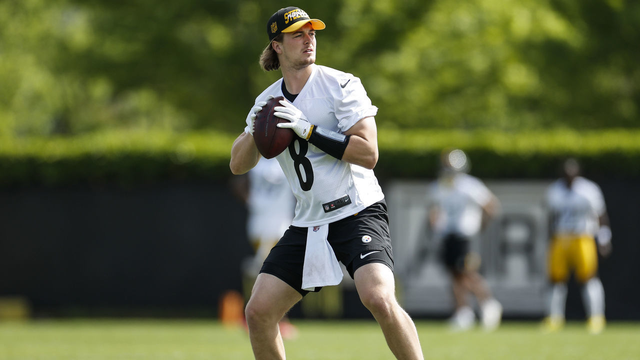PITTSBURGH, PA - MAY 24: Pittsburgh Steelers quarterback Kenny Pickett (8) takes part in a drill during the team's OTA practice, Tuesday, May 24, 2022, in Pittsburgh, PA.
