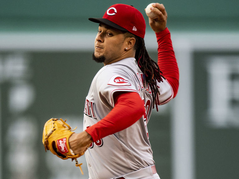 Seattle Mariners acquire Luis Castillo in trade with Cincinnati Reds 