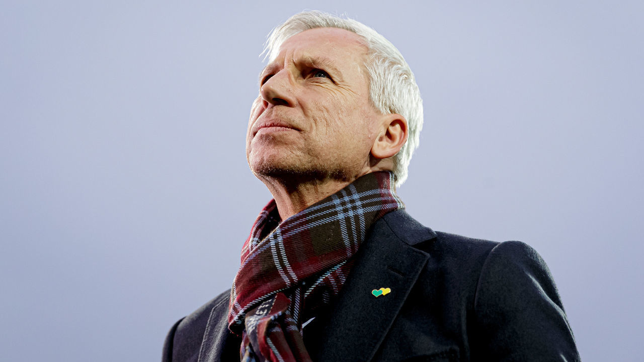 ALKMAAR, NETHERLANDS - MARCH 7: coach Alan Pardew of ADO Den Haag during the Dutch Eredivisie match between AZ Alkmaar v ADO Den Haag at the AFAS Stadium on March 7, 2020 in Alkmaar Netherlands