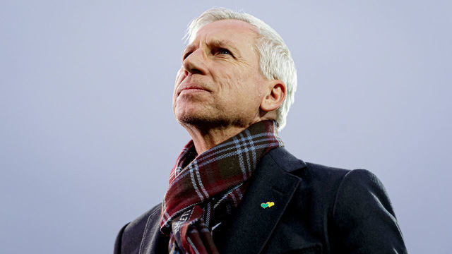 ALKMAAR, NETHERLANDS - MARCH 7: coach Alan Pardew of ADO Den Haag during the Dutch Eredivisie match between AZ Alkmaar v ADO Den Haag at the AFAS Stadium on March 7, 2020 in Alkmaar Netherlands