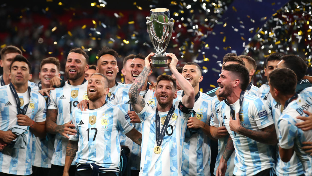 LONDON, ENGLAND - JUNE 01: Lionel Messi of Argentina lifts the trophy with his team-mates following their victory at the end of the 2022 Finalissima match between Italy and Argentina at Wembley Stadium on June 1, 2022 in London, England.
