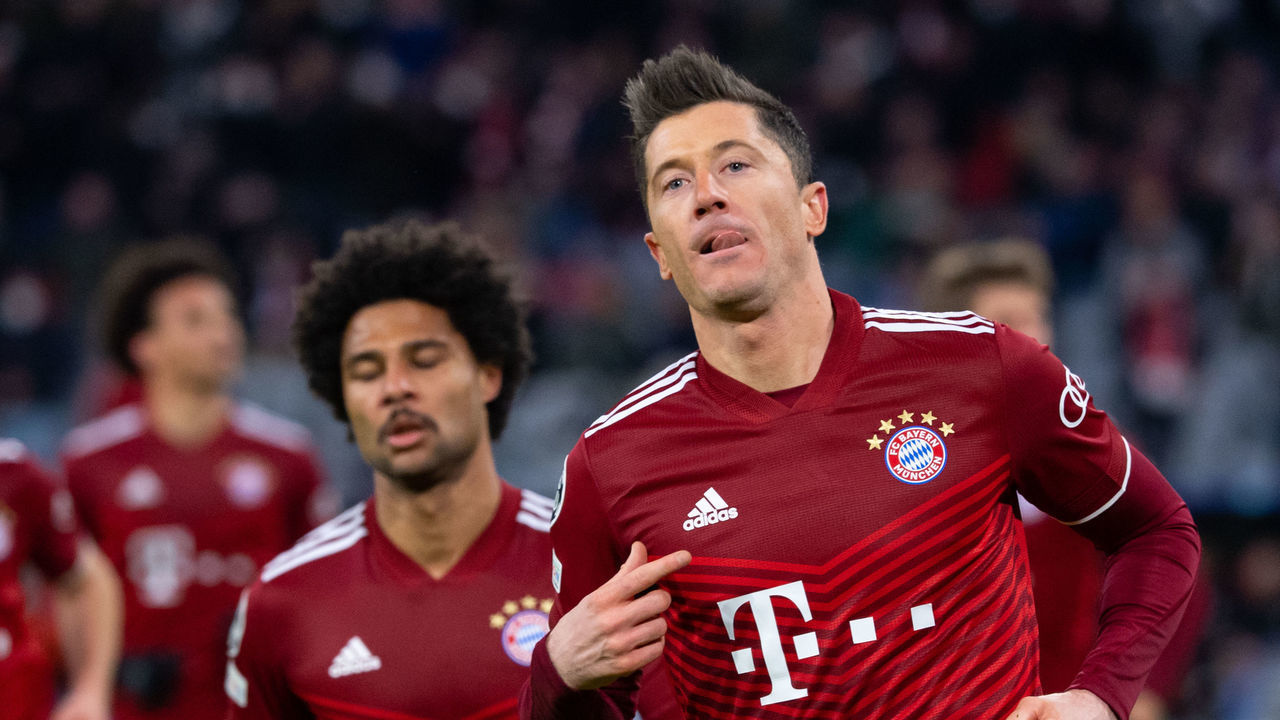 08 March 2022, Bavaria, Munich: Soccer, Champions League, Bayern Munich - RB Salzburg, Round of 16, second leg at Allianz Arena. Joshua Kimmich (l-r), Serge Gnabry and goal scorer Robert Lewandowski of Munich celebrate the goal for 1:0. Photo: Sven Hoppe/dpa