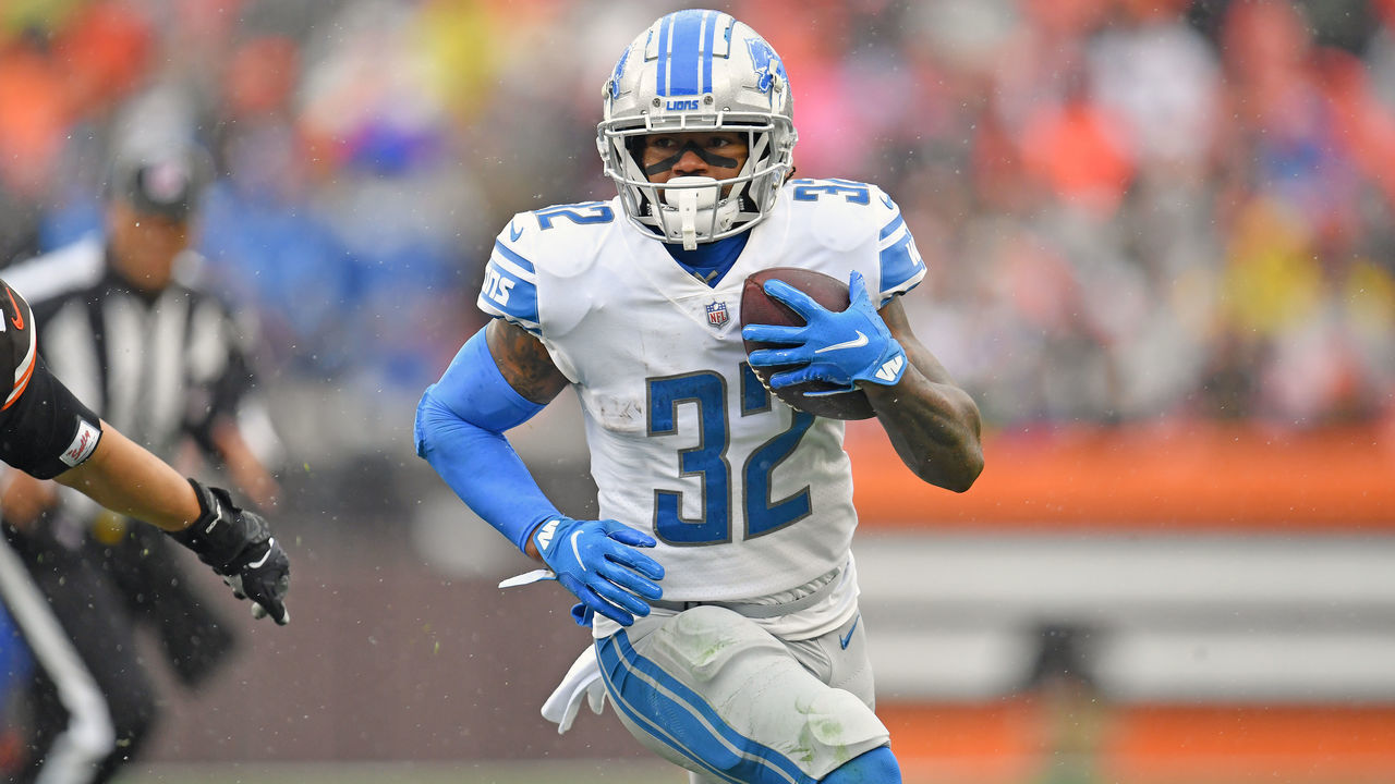 CLEVELAND, OHIO - NOVEMBER 21: Running back D'Andre Swift #32 of the Detroit Lions runs for a gain during the first half against the Cleveland Browns at FirstEnergy Stadium on November 21, 2021 in Cleveland, Ohio. The Browns defeated the Lions 13-10.