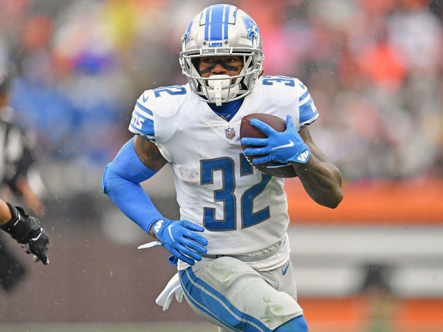 CLEVELAND, OHIO - NOVEMBER 21: Running back D'Andre Swift #32 of the Detroit Lions runs for a gain during the first half against the Cleveland Browns at FirstEnergy Stadium on November 21, 2021 in Cleveland, Ohio. The Browns defeated the Lions 13-10.
