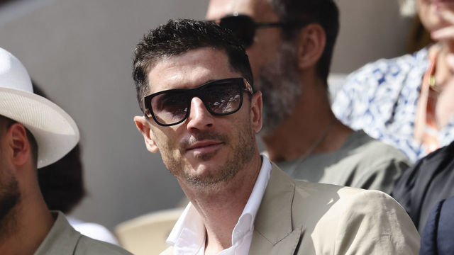 05 June 2022, France, Paris: Tennis: Grand Slam/ATP Tour - French Open, men's singles, final, Nadal (Spain) - Ruud (Norway): Robert Lewandowski (l) of Bundesliga soccer team FC Bayern Munich, sits next to Marco Verratti of Paris St. Germain in the stands. Photo: Frank Molter/dpa