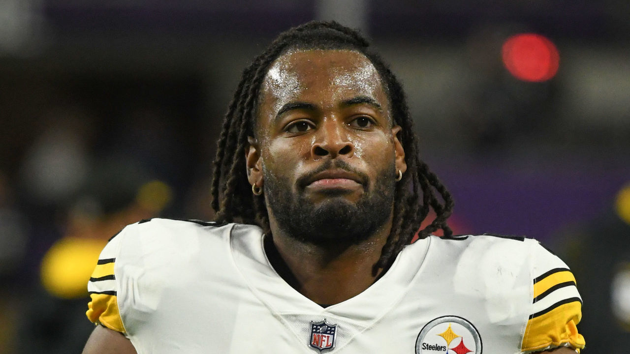 MINNEAPOLIS, MN - DECEMBER 09: Pittsburgh Steelers Running Back Najee Harris (22) warms up before a game between the Minnesota Vikings and Pittsburgh Steelers on December 9, 2021, at U.S. Bank Stadium in Minneapolis, MN.
