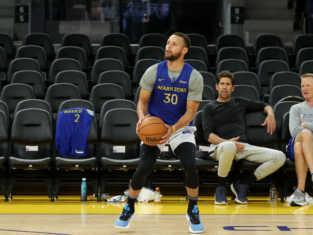 SAN FRANCISCO, CALIFORNIA - JUNE 01: Stephen Curry #30 of the Golden State Warriors warms up in front of general manager Bob Myers and head coach Steve Kerr during media day prior to the start of the NBA Finals at Chase Center on June 01, 2022 in San Francisco, California. The Golden State Warriors will play the Boston Celtics in Game 1 of the NBA Finals on June 2, 2022. NOTE TO USER: User expressly acknowledges and agrees that, by downloading and/or using this photograph, User is consenting to the terms and conditions of the Getty Images License Agreement.