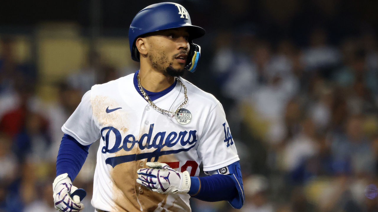 LOS ANGELES, CALIFORNIA - JUNE 02: Mookie Betts #50 of the Los Angeles Dodgers looks onduring the seventh inning against the New York Mets at Dodger Stadium on June 02, 2022 in Los Angeles, California. The Los Angeles Dodgers won 2-0.