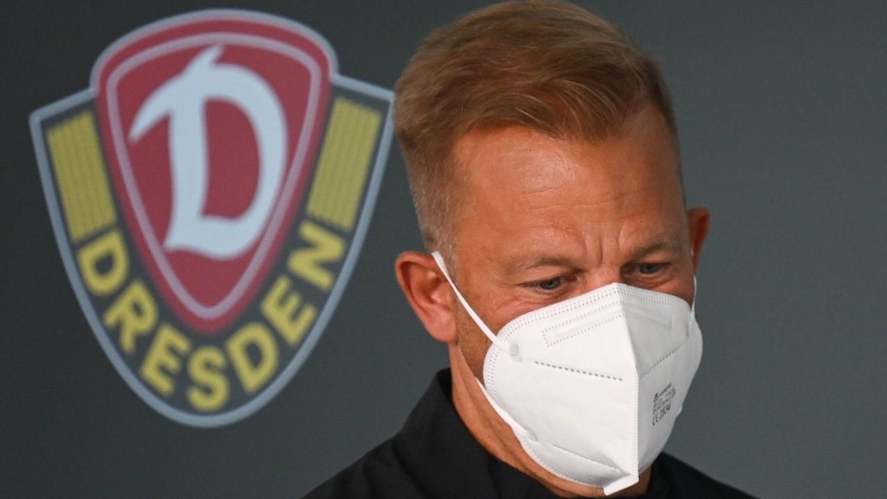 10 June 2022, Saxony, Dresden: Soccer: 3rd division, Markus Anfang, new coach of third division team SG Dynamo Dresden, takes the podium during his presentation at the AOK PLUS Walter-Fritzsch-Akademie. Photo: Robert Michael/dpa