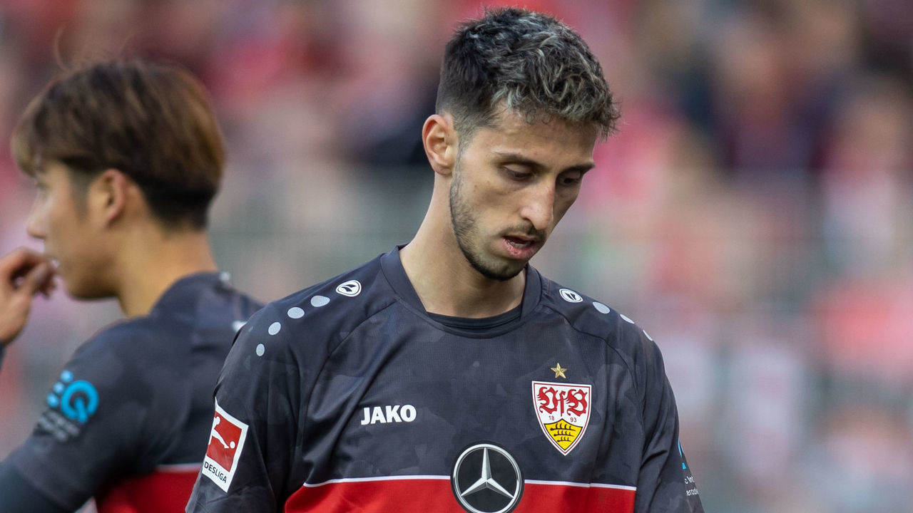 12 March 2022, Berlin: Soccer: Bundesliga, 1. FC Union Berlin - VfB Stuttgart, Matchday 26, An der Alten Försterei. Atakan Karazor of VfB Stuttgart walks across the pitch with his eyes down. Photo: Andreas Gora/dpa - IMPORTANT NOTE: In accordance with the requirements of the DFL Deutsche Fußball Liga and the DFB Deutscher Fußball-Bund, it is prohibited to use or have used photographs taken in the stadium and/or of the match in the form of sequence pictures and/or video-like photo series.
